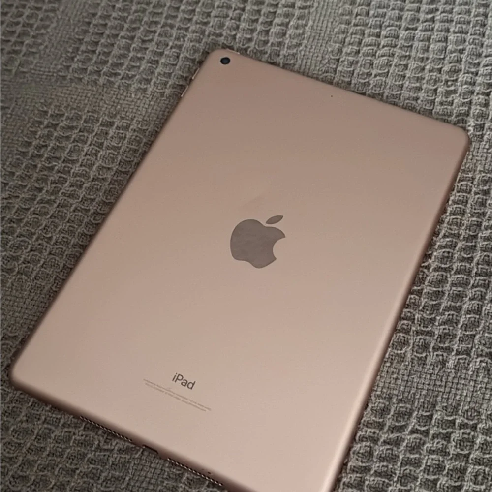 Apple IPAD - White and ROSE GOLD